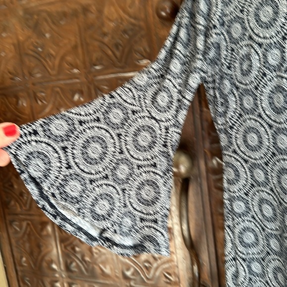 Flowy and comfortable flare sleeve Tommy Hilfiger dress; size 10 - Picture 2 of 6